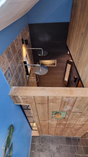 einen Blick über eine Küche mit einer Holzoberfläche in der Unterkunft Een vleugje wellness in de Voerstreek - Bed & Brocante Onder de Poort in Voeren