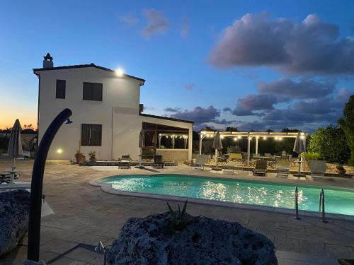 Villa con piscina al atardecer en Agriturismo Masseria Saittole, en Carpignano Salentino