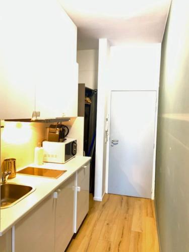 Cozy Apartment in Antwerpen Centraalにあるキッチンまたは簡易キッチン