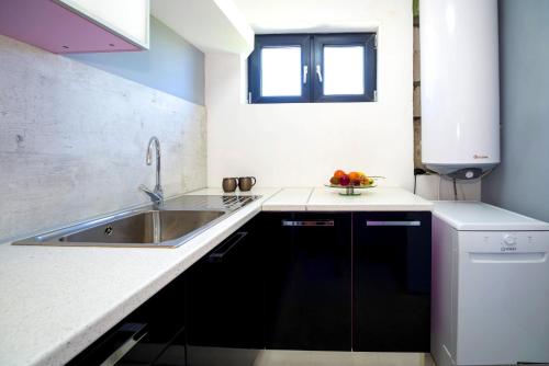 eine Küche mit einer Spüle und einer Arbeitsplatte in der Unterkunft Luxury & Calm Apartment in Burgas City