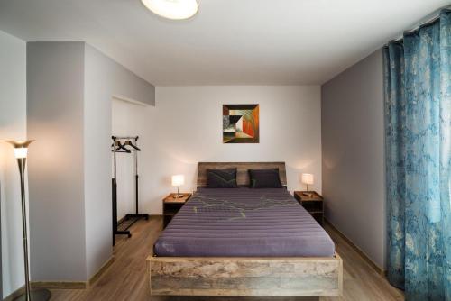 ein Schlafzimmer mit einem großen Bett und Holzboden in der Unterkunft Luxury & Calm Apartment in Burgas City