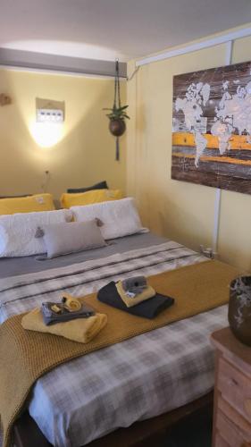 1 dormitorio con 2 camas y toallas. en Ravissant Studio neuf, entièrement equipé, fonctionnel de 40 m2 avec entrée indépendante dans la campagne campagnes, en Massonnens