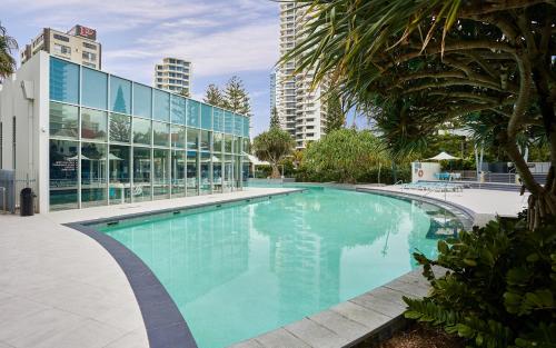 uma grande piscina em frente a um edifício em Serain Residences on 9 Hamilton Avenue em Gold Coast