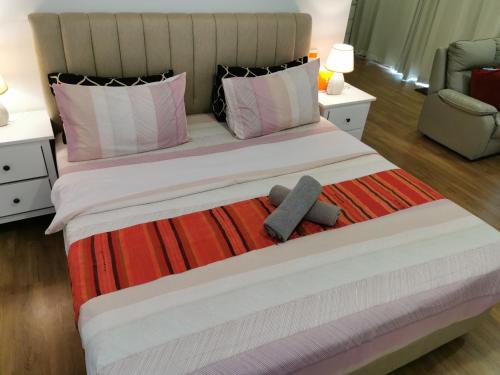 Postel nebo postele na pokoji v ubytování Apple 4@Menara Simfoni/King Bed/Wifi/Netflix/TVBOX