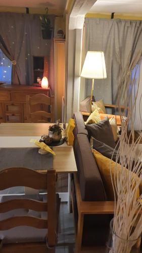 a living room with a couch and a table at Ravissant Studio neuf, entièrement equipé, fonctionnel de 40 m2 avec entrée indépendante dans la campagne campagnes in Massonnens