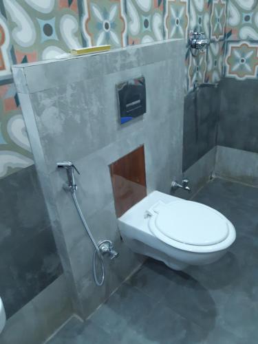 e bagno con servizi igienici e cabina doccia. di Hotel Crown Palace a Patna