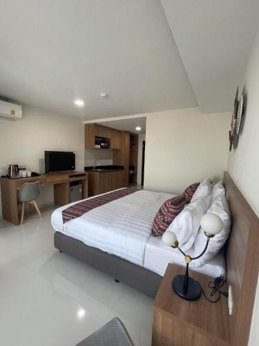 Ένα ή περισσότερα κρεβάτια σε δωμάτιο στο Christella Hotel Laemchabang