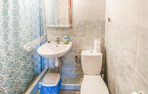 ein kleines Bad mit WC und Waschbecken in der Unterkunft Gorgeous Apartment In Polchowo With Wifi in Połchowo