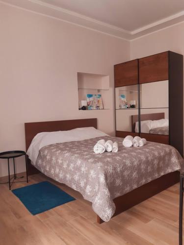 1 dormitorio con 1 cama con 2 toallas en Casa Brenta, en Cosenza