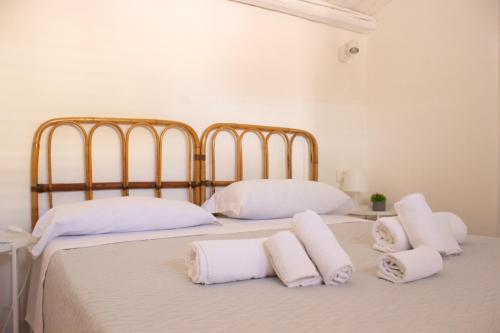 1 dormitorio con 2 camas y almohadas blancas en Terrasini 2000 Home Holidays, en Terrasini