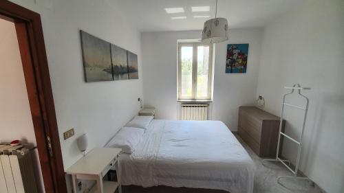 1 dormitorio con cama, escritorio y ventana en Nonno Attì, en Castel San Lorenzo