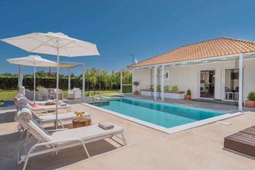 Gallery image of Madini Luxury villa with private heated pool in Vanáton