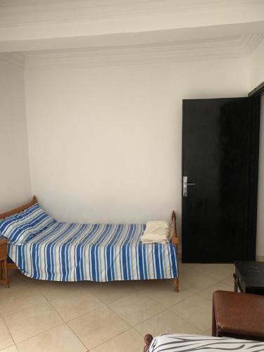 a bedroom with a bed in the corner of a room at Apartamento Kayan in Oued Laou