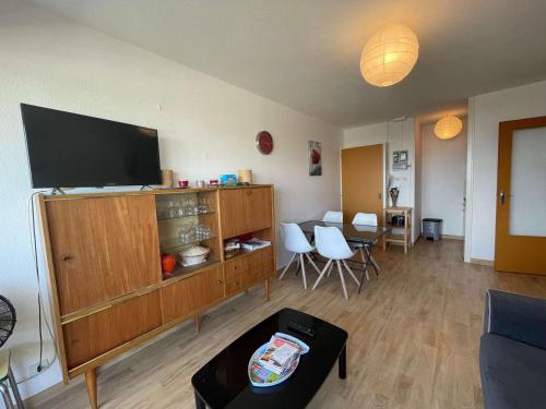 TV a/nebo společenská místnost v ubytování Appartement Saint-Hilaire-de-Riez, 2 pièces, 4 personnes - FR-1-224C-14