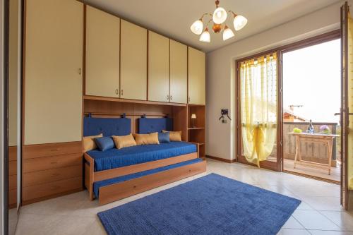 En eller flere senge i et værelse på Happy Guest Apartments - Lake Panorama & Pool