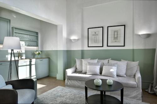 Area soggiorno di ATHINAIDOS QUARTERS by K&K