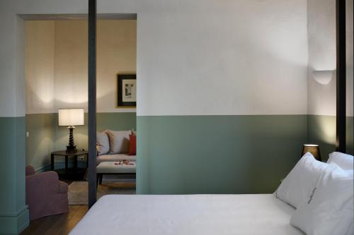Letto o letti in una camera di ATHINAIDOS QUARTERS by K&K