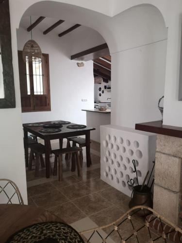 a kitchen and dining room with a table and chairs at Ca Olivar in Teulada