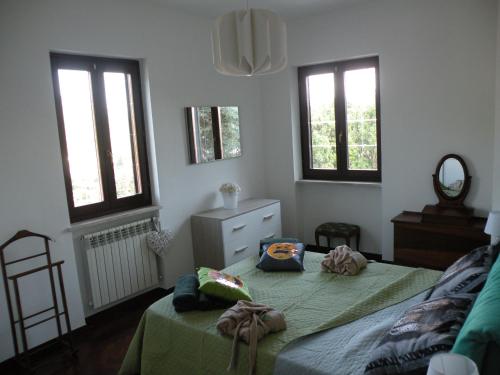 1 dormitorio con 1 cama con 2 almohadas en Villa Carlotta, en Isernia