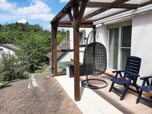 pérgola y 2 sillas en el patio en Gierske Wohnung, en Olsberg