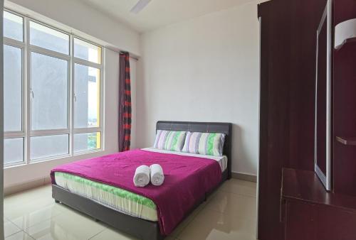 sypialnia z łóżkiem z dwoma białymi ręcznikami w obiekcie Ipoh Majestic R&C Homestay 2 & 3 w mieście Ipoh