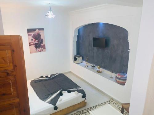 TV a/nebo společenská místnost v ubytování Riad Les Miroirs