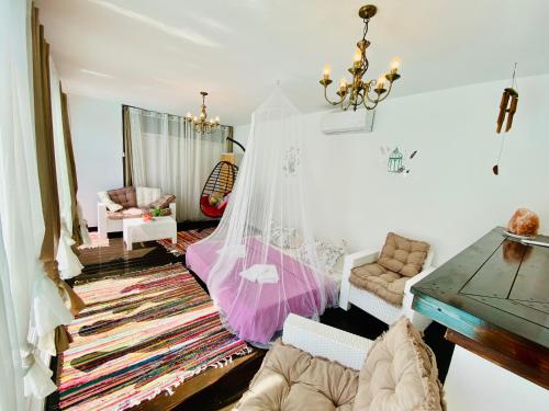 Posezení v ubytování Exclusive Villa Larnaca - 8 plus sleeps - 2 min from BEACH - Big Private Pool