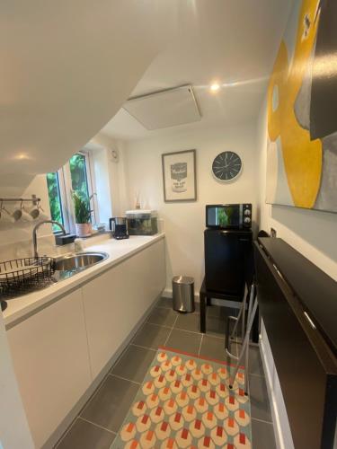 a kitchen with a sink and a counter top at Detached annex in centre of Woodstock, Cotswolds in Woodstock