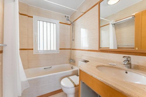 uma casa de banho com uma banheira, um lavatório e um WC. em Chalet Golf Costa Adeje 3A003 em Adeje