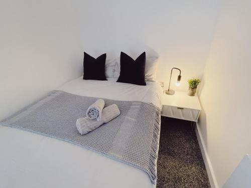 Cama o camas de una habitación en 2 Bed Apartment Sleeps 6 Modern Secure Parking + Lift