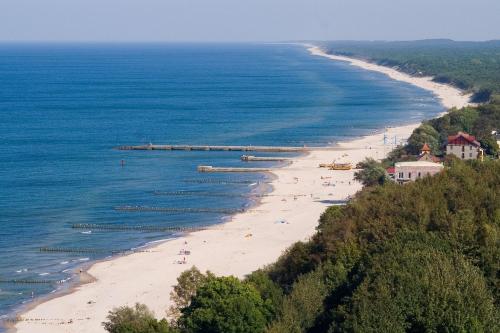 z góry widok na plażę z ludźmi na niej w obiekcie MEDUSA apartamenty i bungalowy w mieście Niechorze