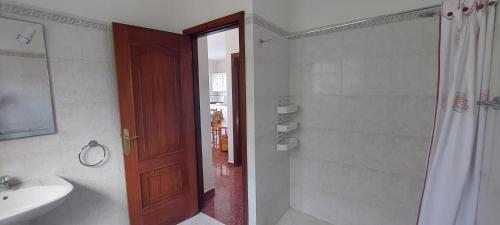 La salle de bains est pourvue d'une douche, d'un lavabo et d'un miroir. dans l'établissement El Lomo, à Valle Gran Rey
