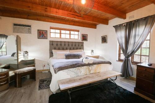 Una cama o camas en una habitación de Swallows Nest