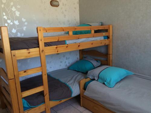 Habitación con litera, 2 camas y escalera. en GITE DU MEDOC - sorties en bateau prive et visites guidees, en Lesparre-Médoc