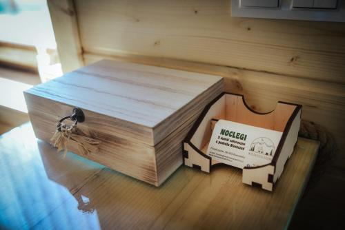 a box sitting on top of a wooden floor at Niedźwiedzia Dolina in Przybyszów