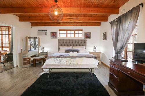 Una cama o camas en una habitación de Swallows Nest
