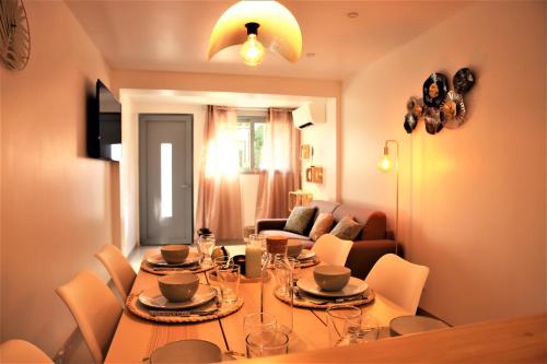 comedor con mesa y sala de estar en #Golden Dream's By Nogar'Homes -Wi-Fi-Netflix-Climatisation-Parking, en Nogaro