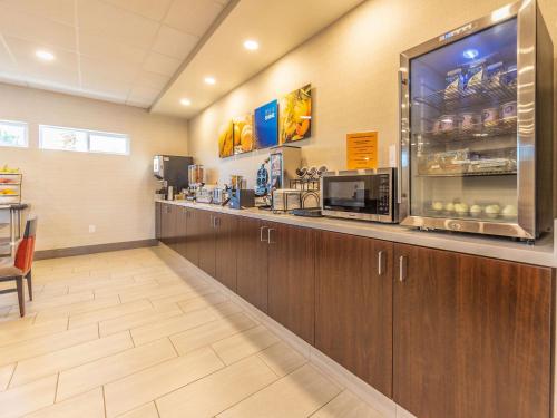 a restaurant with a counter with a coffee shop at Comfort Inn Hanford Lemoore in Hanford