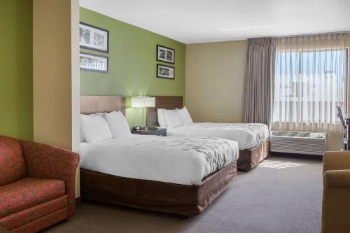 um quarto de hotel com duas camas e um sofá em Sleep Inn & Suites Bakersfield North em Bakersfield