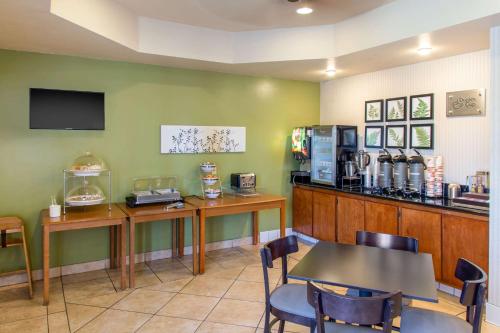 Příslušenství pro přípravu čaje a kávy v ubytování Sleep Inn & Suites Bakersfield North