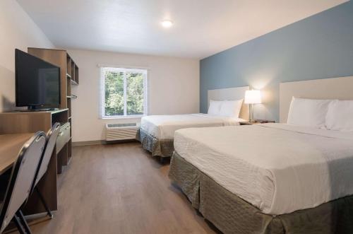 מיטה או מיטות בחדר ב-WoodSpring Suites Lynchburg VA