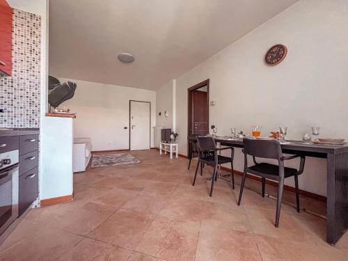 a kitchen and dining room with a table and chairs at Appartamento Incantevole a 100metri dal mare e accanto alla Pista Ciclabile in Imperia