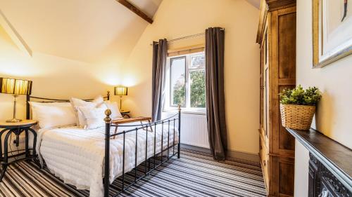 1 dormitorio con cama y ventana en Available For Contractors 2 Double Beds and Sofa Bed Private Parking, en Harlow