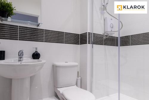 a bathroom with a toilet and a sink and a shower at LONG STAYS 30pct OFF - Superb Central 2Bed Apt with Parking By Klarok Short Lets & Serviced Accommodation in Peterborough