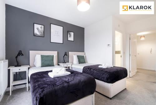 Ένα ή περισσότερα κρεβάτια σε δωμάτιο στο LONG STAYS 30pct OFF - Superb Central 2Bed Apt with Parking By Klarok Short Lets & Serviced Accommodation