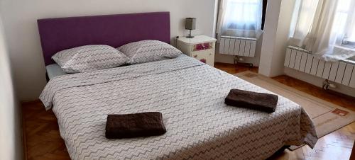 una camera da letto con un letto grande con due asciugamani sopra di Apartment Splitska a Sarajevo