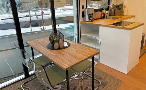 a small kitchen with a wooden table and chairs at La Mare Resort in Gothenburg