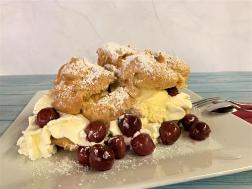 ein Teller mit Speisen und Desserts auf dem Tisch in der Unterkunft Gasthof zum Löwen in Gößweinstein