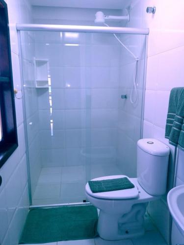 a bathroom with a shower with a toilet and a sink at EnseadaPrime hospedagem beira-mar na Praia Enseada dos Corais em PE in Cabo de Santo Agostinho