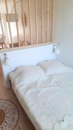 - un lit blanc avec une couette blanche dans l'établissement Le Soleya - Centre village - Piscine - 2 pers, à Bessan